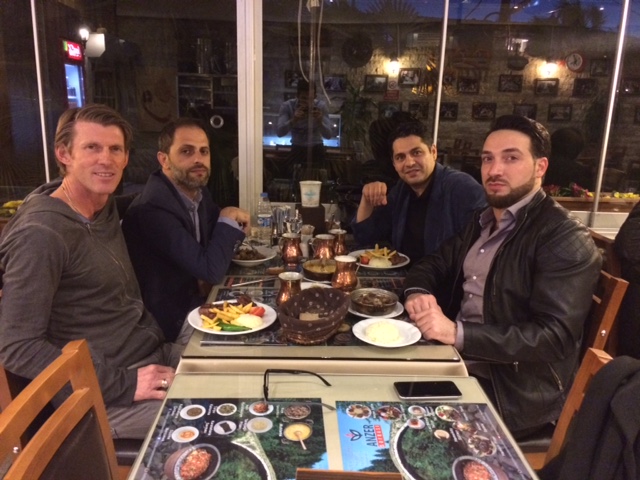 Abendessen mit meinen zwei Beratern Yascha Ilker und Serkan nach einem langen spannenden Tag im Studio Foto © IYCO888